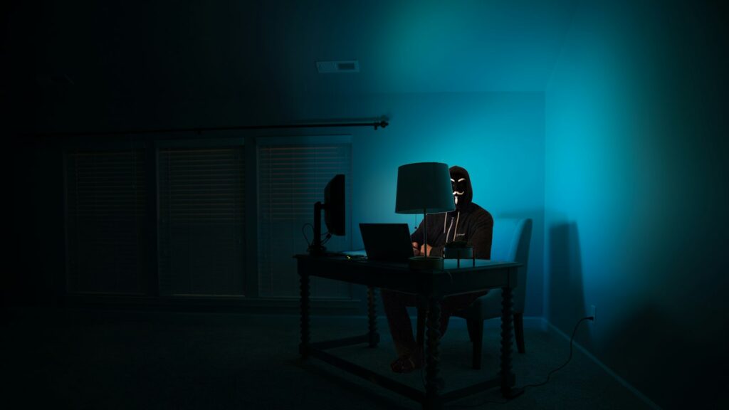 Advogado conta hackeada: pessoa no computador em sala escura
