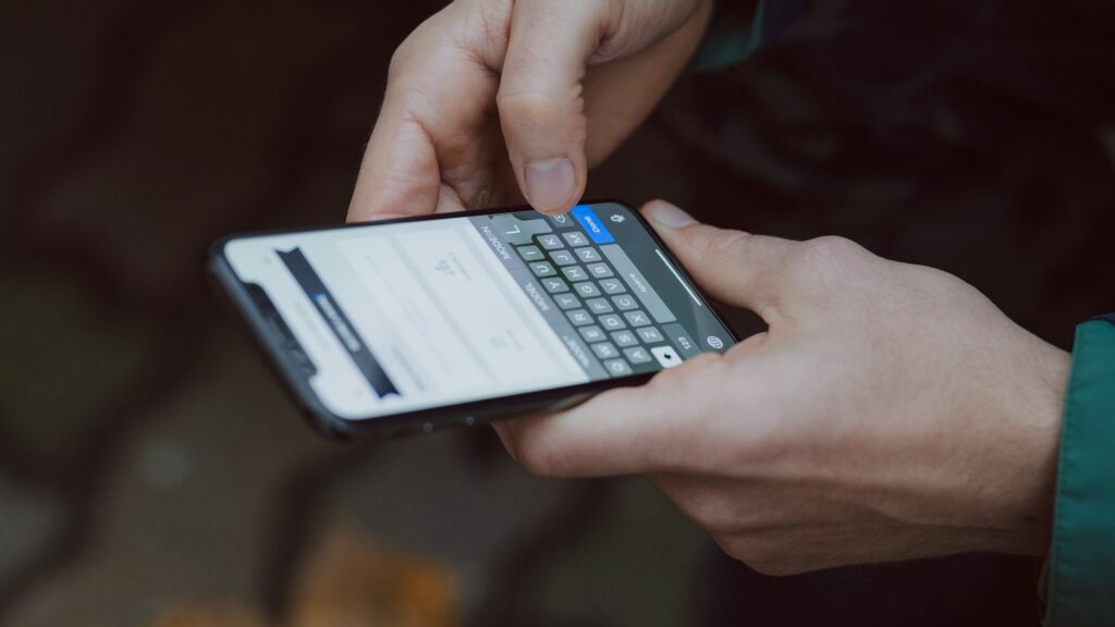 WhatsApp clonado: mãos digitando mensagem no celular